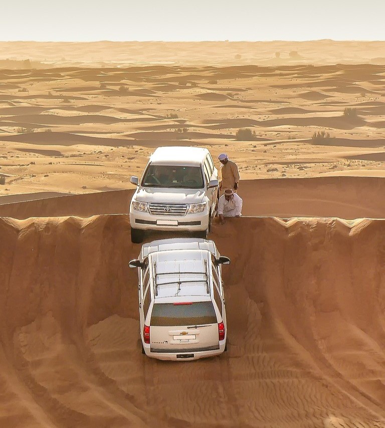 cars-dune-bashing-in-desert