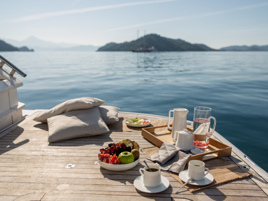 breakfast-on-yacht-dubai