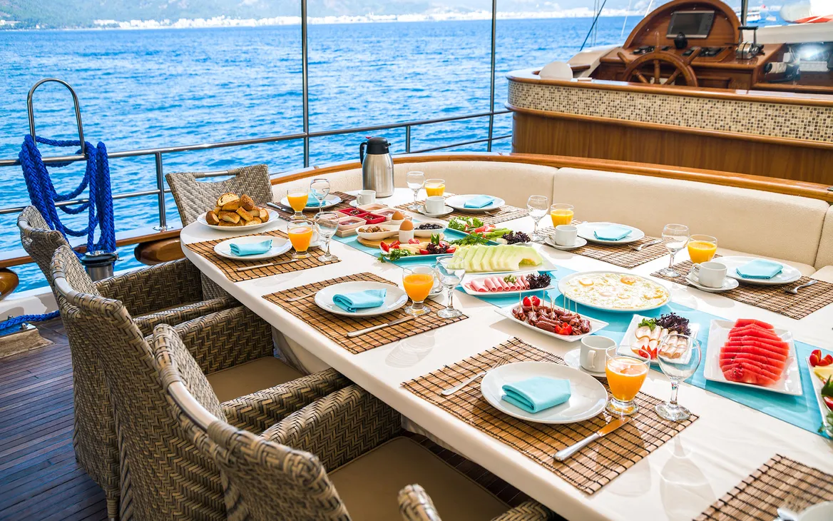 breakfast yacht dubai